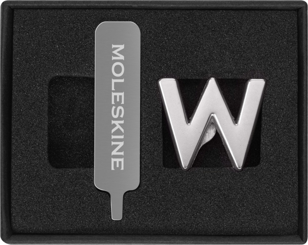 Przypinka MOLESKINE W, srebrna